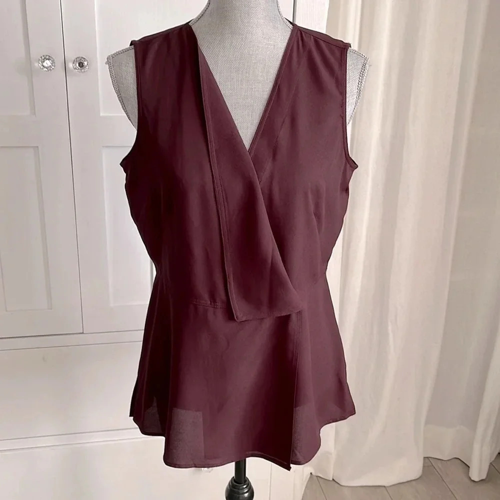 DKNY NWOT Burgundy Lapel Peplum Sleeveless Camilsole Blouse Gold Button, Size M